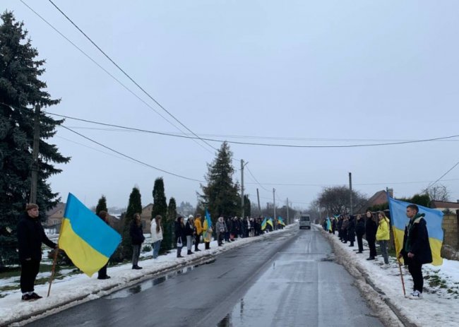 У громаді біля Луцька навколішки прощалися із полеглим Воїном