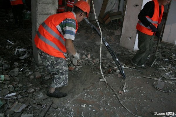 Обвал зсередини: з магазину вигрібають уламки стін і виносять товар