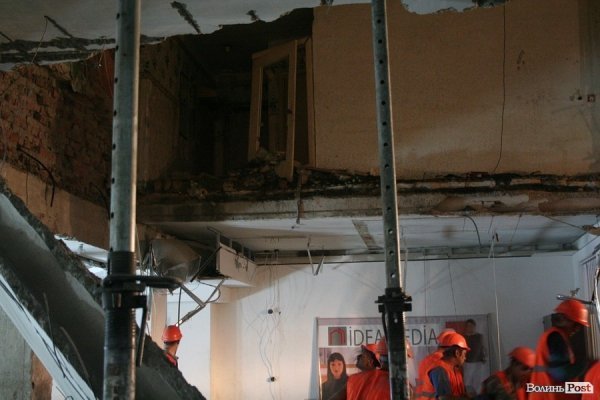 Обвал зсередини: з магазину вигрібають уламки стін і виносять товар