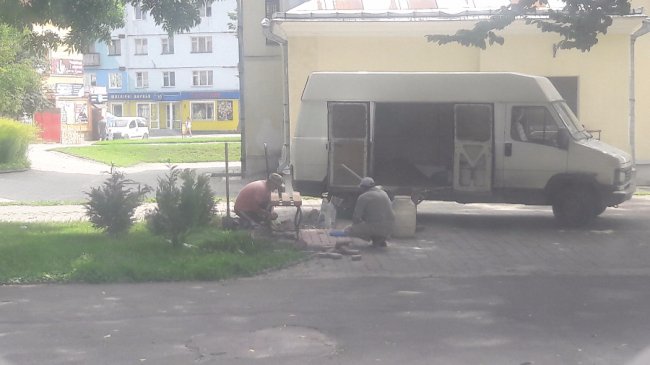 Володимирську лавку для закоханих повертають на місце