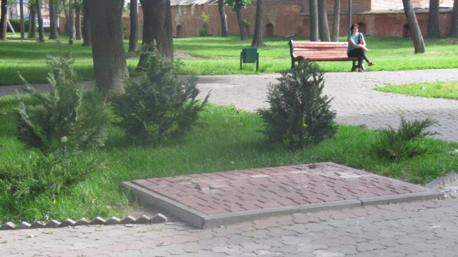 Володимирську лавку для закоханих повертають на місце