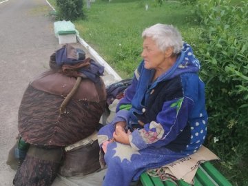 Мандрує вокзалами та готує їжу на вогні: що відомо про бабусю, яка більше місяця живе на волинській станції 