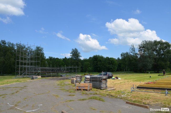 У Луцьку для Винника вже облаштовують сцену на іподромі. ФОТО