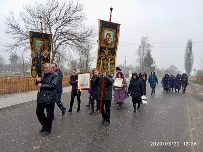 На Волині священники і прихожани пройшлися хресним ходом центром села. ФОТО