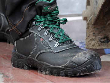 Як вибрати спецвзуття для робіт на виробництві та вдома*