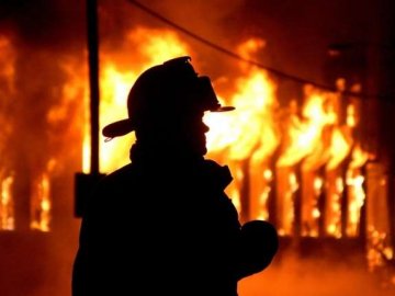 У місті на Волині вогонь знищив 2-поверховий будинок