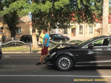 Mercedes у Луцьку врізався у Volkswagen. ФОТО
