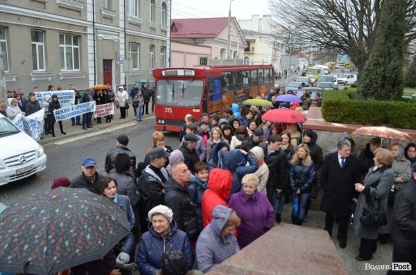 У Луцьку «базарники» пікетують міськраду. ФОТО