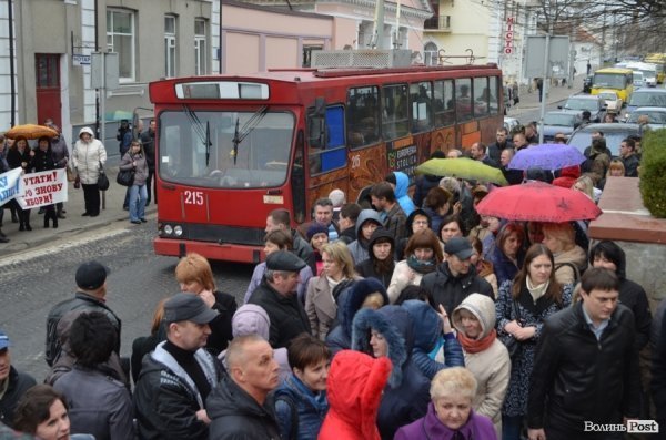 У Луцьку «базарники» пікетують міськраду. ФОТО