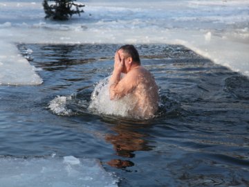 Волинський священник розповів, чи допоможе змити гріхи купання в ополонці на Водохреще. ВІДЕО