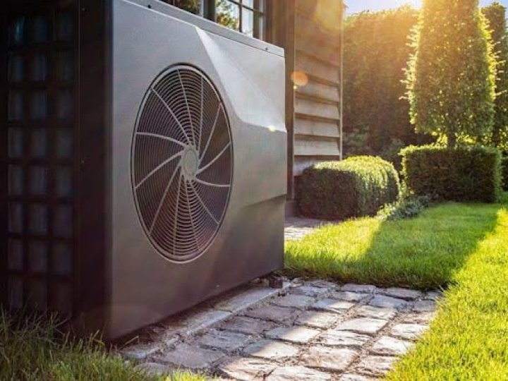 Навіщо потрібен тепловий насос для басейна