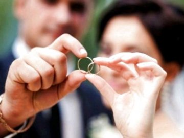 Луцький ДРАЦС подвоїв ціну за реєстрацію шлюбу в День закоханих. ВІДЕО