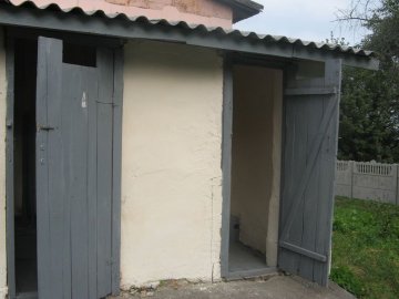 Учні 20-ти волинських шкіл ходять у туалети на вулиці