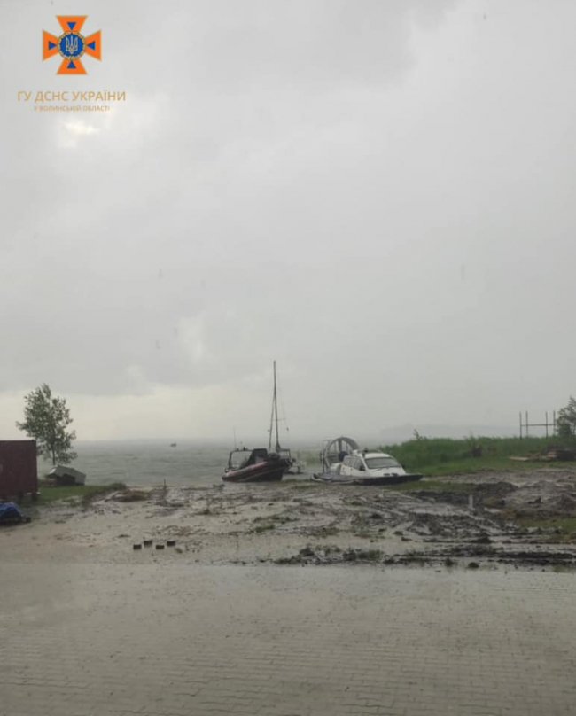 Кликали на допомогу: на Світязі шквальний вітер відніс людей на середину озера