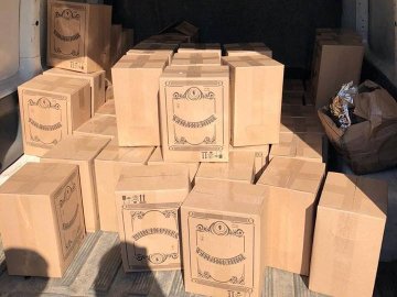 На Волині зупинили бус, набитий контрафактним алкоголем
