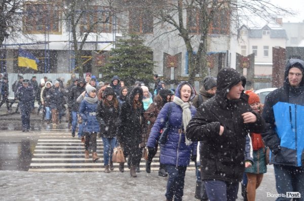 Луцькі студенти принесли прокурору області коктейль Молотова та бруківку. ФОТО