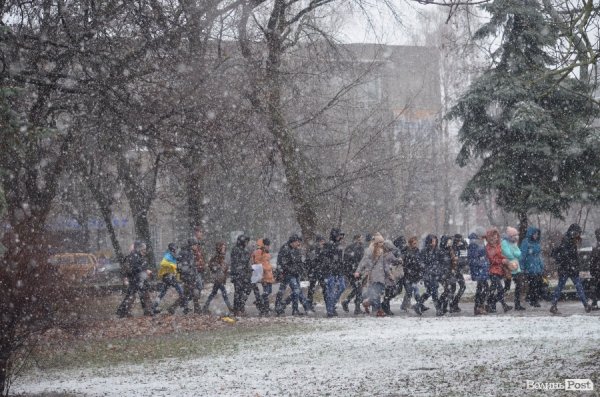 Луцькі студенти принесли прокурору області коктейль Молотова та бруківку. ФОТО