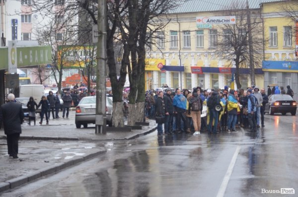 Луцькі студенти принесли прокурору області коктейль Молотова та бруківку. ФОТО
