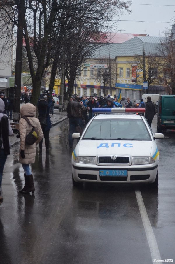 Луцькі студенти принесли прокурору області коктейль Молотова та бруківку. ФОТО
