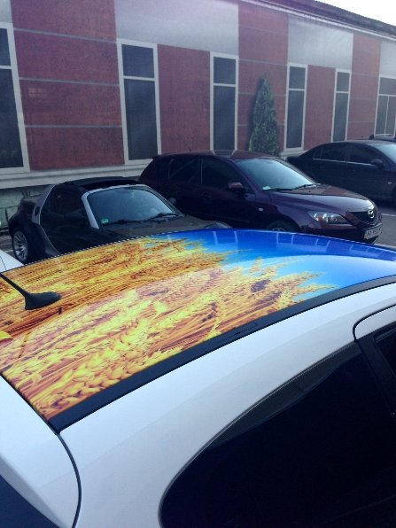 Українці продовжують «одягати» свої автомобілі у вишиванки. ФОТО