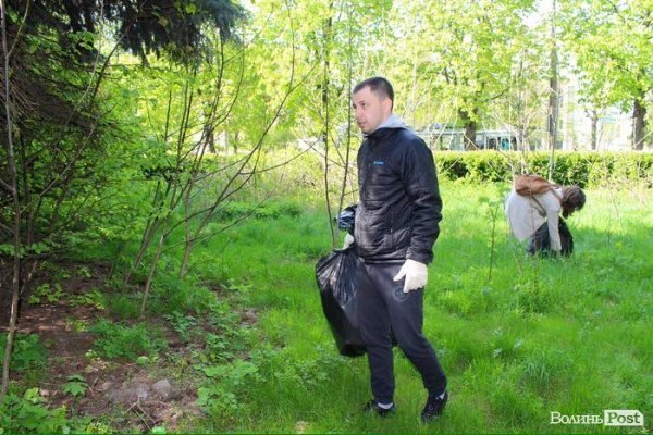 У Луцьку до свят прибрали 15 зелених зон. ФОТО