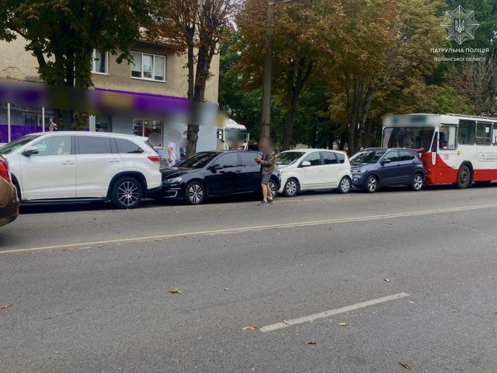 У Луцьку водійка тролейбуса вчинила ДТП, в якому пошкодилися 4 автівки