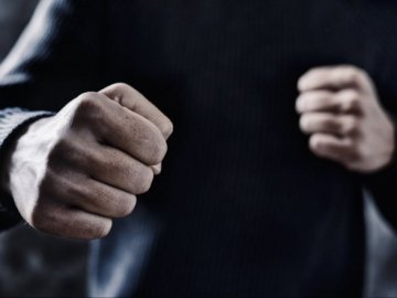 У місті на Волині 60-річний чоловік побив та пограбував перехожого