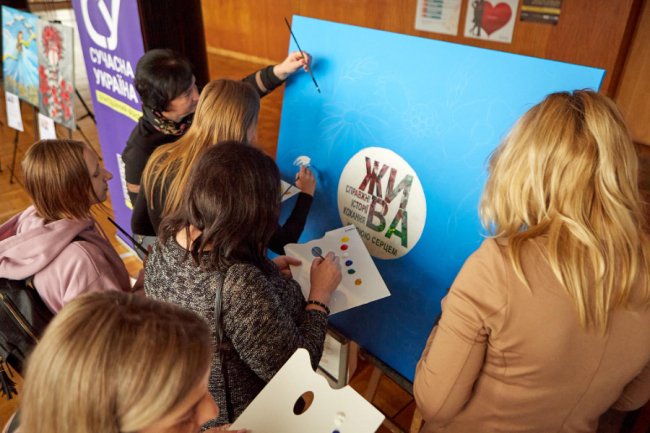 У Луцьку відкрили виставку картин жінок, які втратили коханих на війні