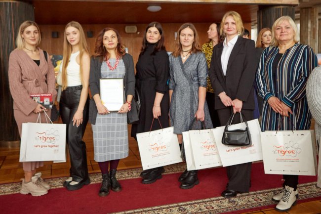 У Луцьку відкрили виставку картин жінок, які втратили коханих на війні