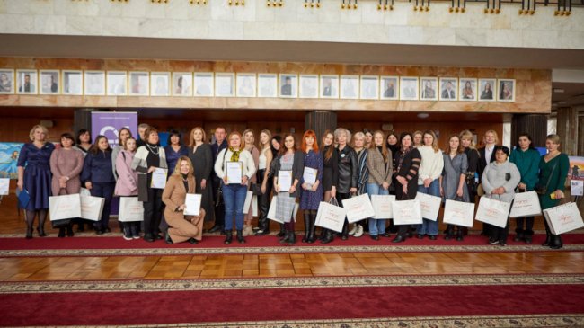 У Луцьку відкрили виставку картин жінок, які втратили коханих на війні