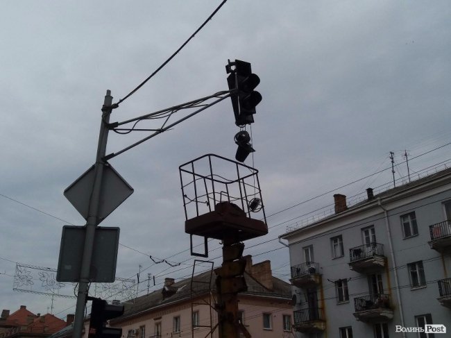 У Луцьку тролейбус втаранився у світлофор 