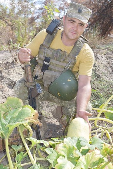 Військові з 14-ї бригади вирощують на передовій городину