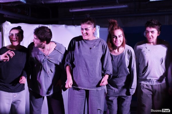 «Мандрівний вішак» у Луцьку епатував, дивував та змушував задуматись. ФОТО