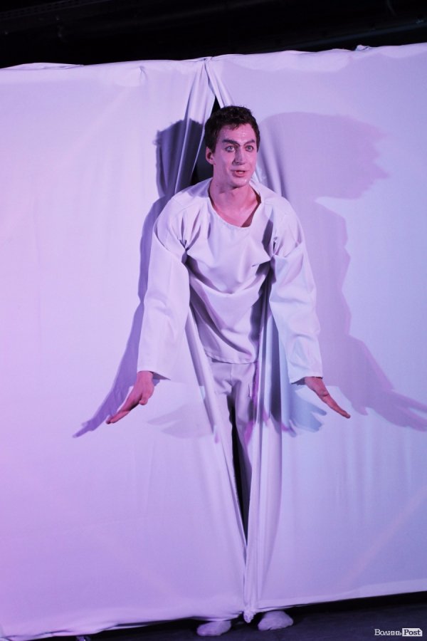 «Мандрівний вішак» у Луцьку епатував, дивував та змушував задуматись. ФОТО