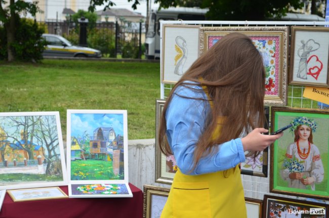 Від мініатюрних тістечок до величезних гойдалок: у центрі Луцька – свято професійної освіти. ФОТО