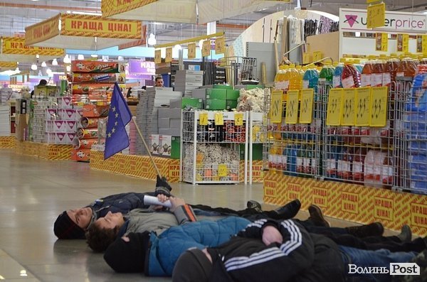 У Луцьку пікетували «Епіцентр». ФОТО