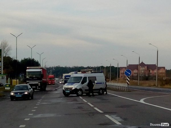 Біля «Ягодина» заблокували дорогу