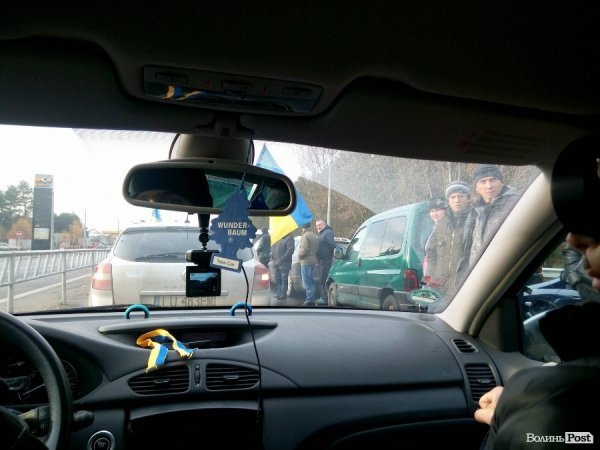 Біля «Ягодина» заблокували дорогу