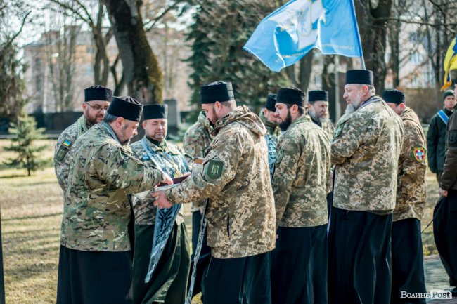 У Луцьку ходою і молитвами вшанували мужність та героїзм добровольців. ФОТО