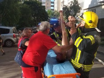 У Луцьку помер чоловік, якого винесли із палаючої квартири. ФОТО