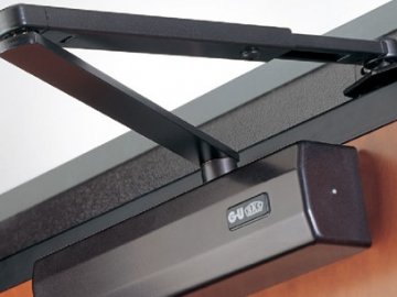 Чому заіржавілий дверний доводжувач потрібно ремонтувати*