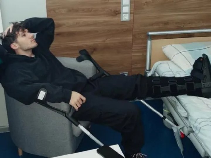 «Без операції не обійшлось»: у відомого співака з Волині серйозна травма ноги