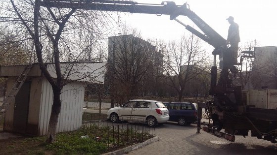 Луцькі муніципали демонтували кіоски на Грушевського та Соборності. ФОТО