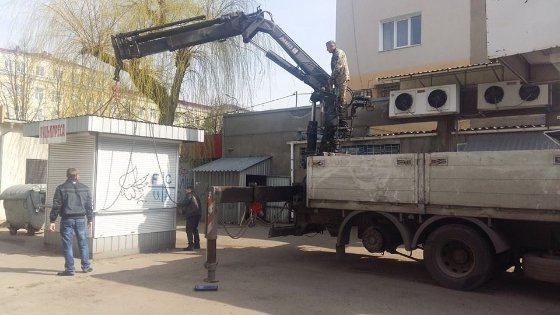 Луцькі муніципали демонтували кіоски на Грушевського та Соборності. ФОТО