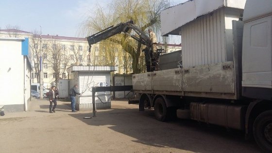 Луцькі муніципали демонтували кіоски на Грушевського та Соборності. ФОТО