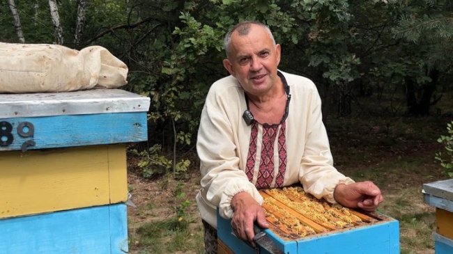 68-річний капелан з Волині возить на фронт мед із родинної пасіки