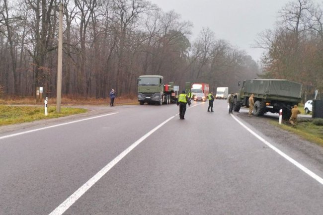 На Волині вантажівка Нацгвардії в'їхала у паркан біля будинку: водій загинув