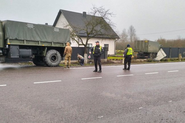 На Волині вантажівка Нацгвардії в'їхала у паркан біля будинку: водій загинув