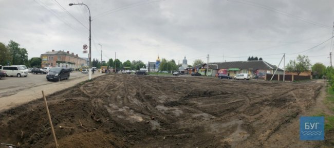 Нововолинці скаржаться на будтехніку, яка руйнує покриття на сусідній з будівництвом вулиці. ФОТО