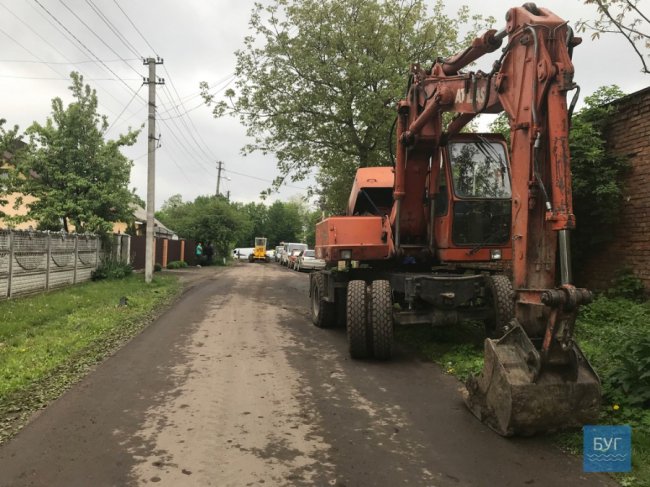 Нововолинці скаржаться на будтехніку, яка руйнує покриття на сусідній з будівництвом вулиці. ФОТО
